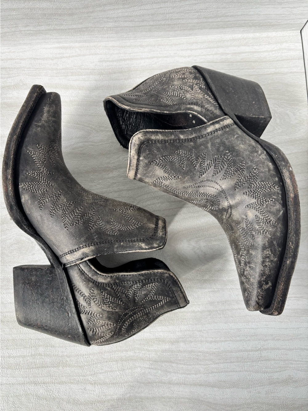 With Box Ariat Women’s Western Boots - naturally distressed black booties size 8 - Picture 4 of 16